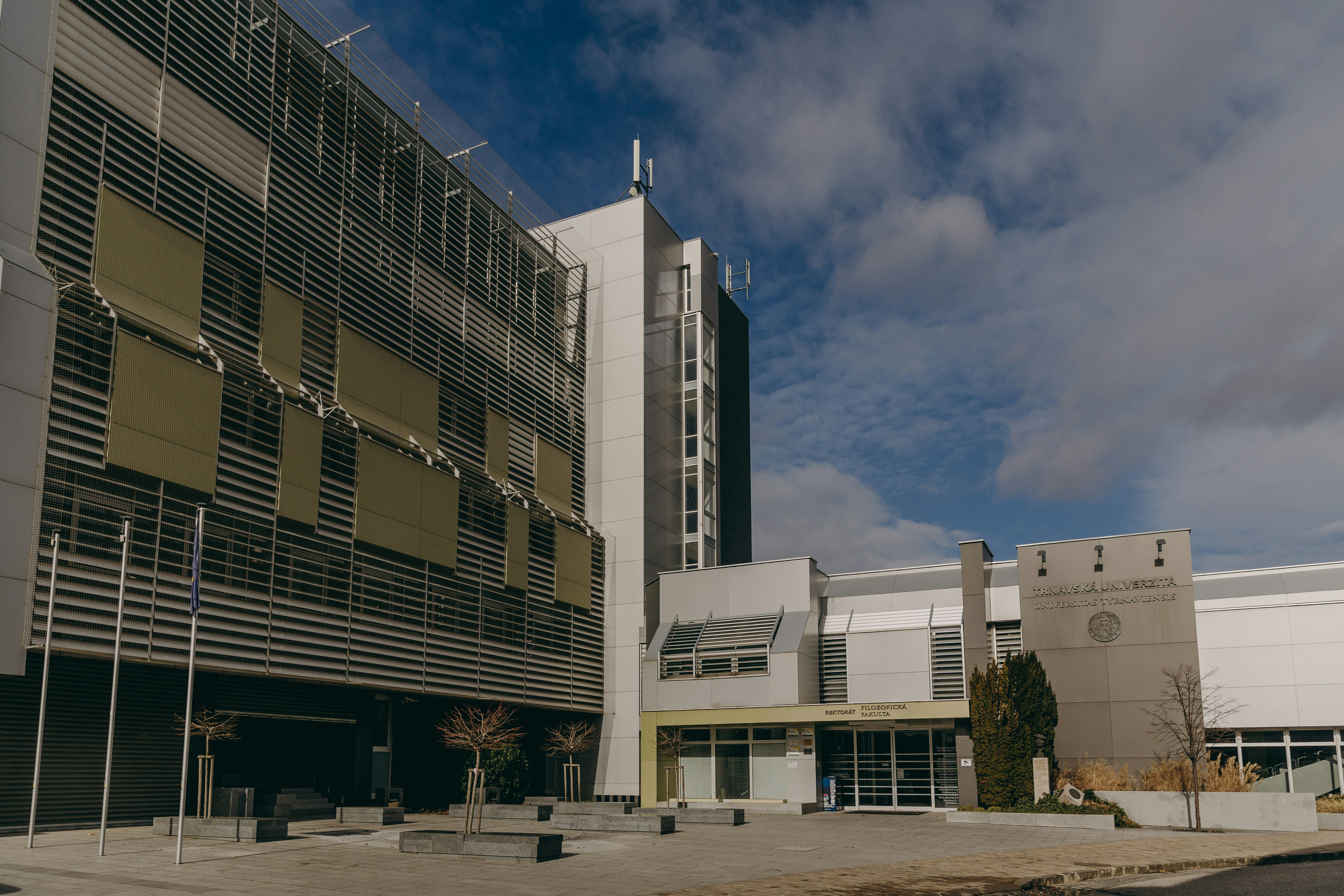 Gedung Kampus Universitas Rekayasa Maju